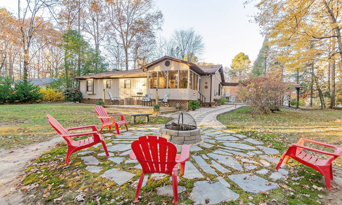 Asheboro Casa | Fall Fling - Adventure Lodge-Gameroom, Fire Ring, NC ZOO