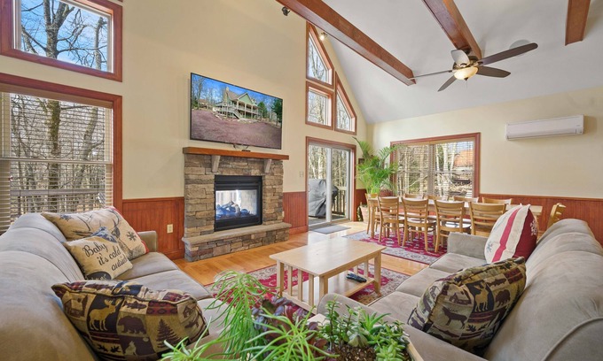 Lake Harmony Estates Casa | Reunions,Ski,Snowboard,Fish,Golf,Watersports,Lake/Beach,Tennis,Pickleball,HotTub