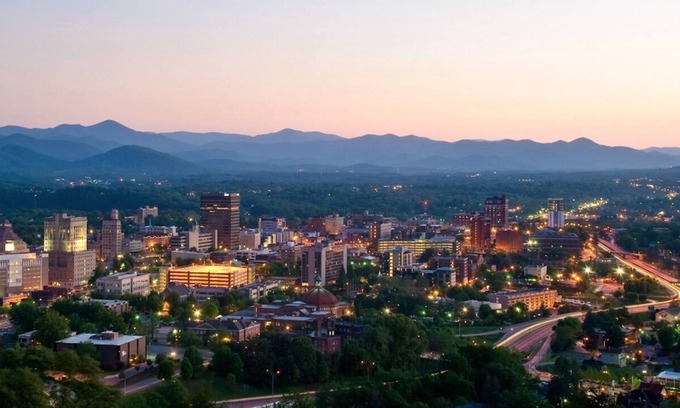 Downtown Asheville Condominio | 🔥AUGUST SALE🔥 AVL gem in the ❤️of downtown! Easy walk to many venues! Come stay!