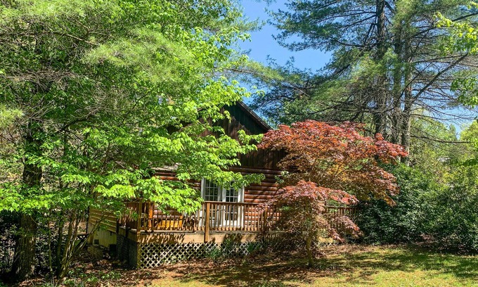 Jefferson Cabina | Fall in Love Again at Edelweiss This Sept in the Carolina Mountains