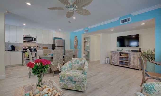 Siesta Key Village Condominio | Balancín de LuLu a pie de playa y pueblo, Piscina climatizada, Wi-Fi, Estación de barbacoa, Patio, Lavandería NUEVO