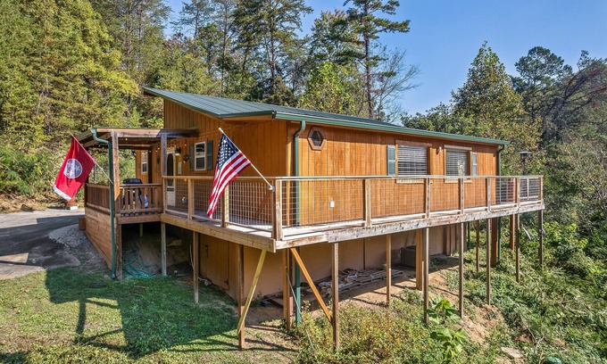 Sevierville Cabina | No Pet Fees!! Secluded, family friendly, Mountain Cabin with Hot Tub