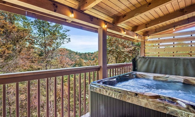 Sevierville Cabina | Boutique Log Cabin+Hot Tub+Pool+Dollywood Close+Fireplace+Game Loft+Deck Views!