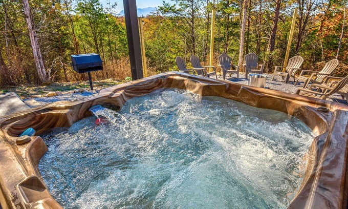 Sevierville Cabina | Spacious Yard + Hot Tub + Fire Pit | Smoky Cabin