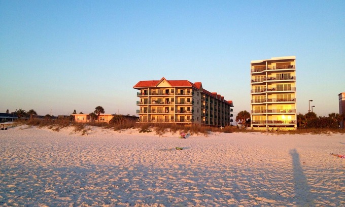 Belle Vista Condominio | En St Pete Beach Piscina Bañera de hidromasaje Apariencia recientemente remodelada ¡Nuevo!