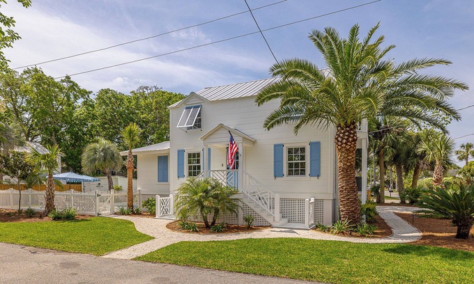 Demere Park Casa | Steps to Sand & Seafood Charming Cottage + Private Pool