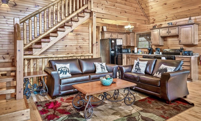 Hemlock Hills Cabina | Summer Sale! Close to Downtown Gatlinburg+Arcade/Mini Theatre+Hot Tub