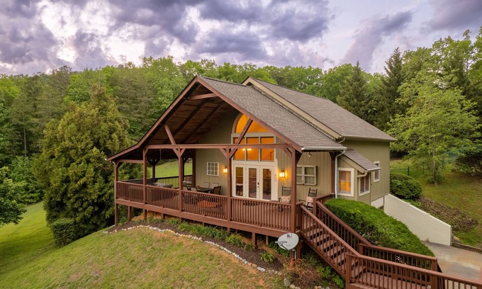 Wears Valley Cabina | August-September Sale - Mountain view, theater, game room & hot tub near park!