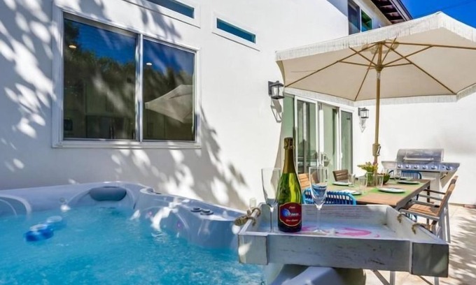 Beach Barber Tract Casa | Fall Specials/Hot Tub/A/C/6 Bedrooms/Great Family Home/Rooftop Deck