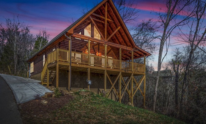 Sevierville Cabina | Summer Specials Smoky Mtn Retreat: Game Room/Hot Tub