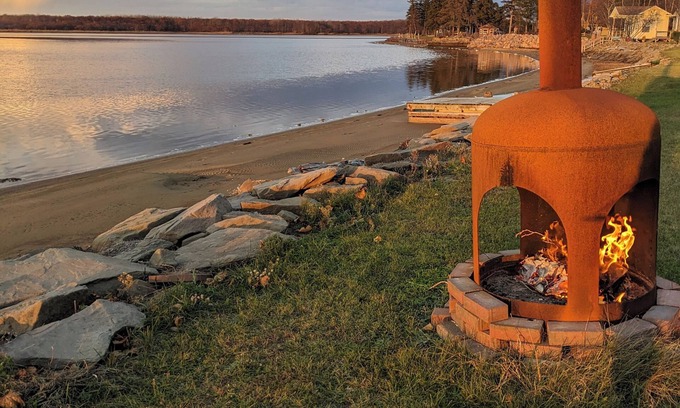 Sainte-Anne-de-Kent Casa | Fall Vista Waterfront Retreat | Coastal Calm & Comfort