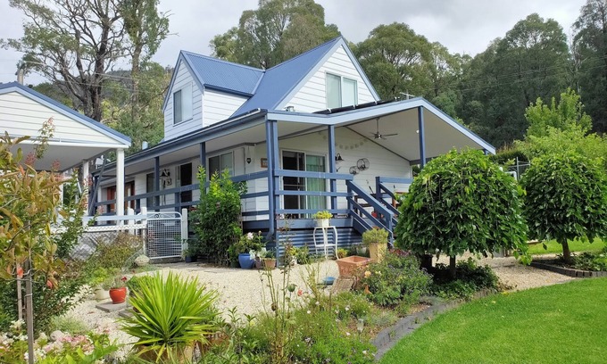 Marysville Casa | Falls Cottage - picture perfect cosy country cottage and gorgeous gardens