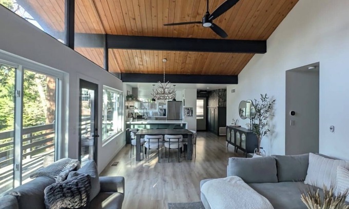 Crestline Cabina | Woodsy Chalet by Lake Gregory, 1–2 Hrs from LA/OC
