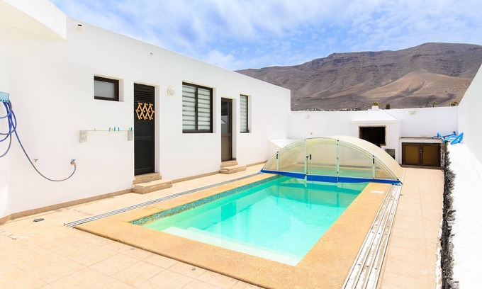 Urbanizacion Famara Casa | Casa de playa Famara en la orilla con piscina compartida, vistas al mar/montaña y Wi-Fi