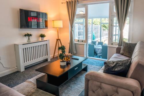 Brent Casa | Family 4-Bed Wembley Stadium Home - Parking & Long Stays