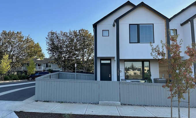 Vancouver Casa | Family and busines friendly.