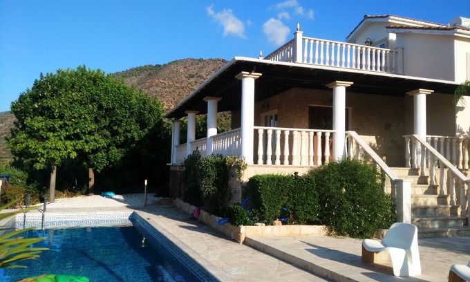 Pomos Villa | familia y pareja amable con excelentes vistas al mar, a pocos minutos a pie