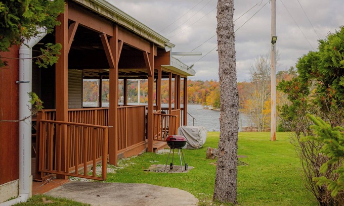 White Lake Casa | Family and Events Friendly 5BR Retreat on the Lakefront w Private Access