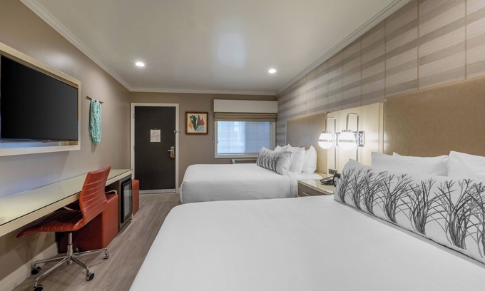 Southeast Torrance Hotel | Family and Friends Getaway! Four Sleek Units, Relaxing patio, Gym, Free Parking