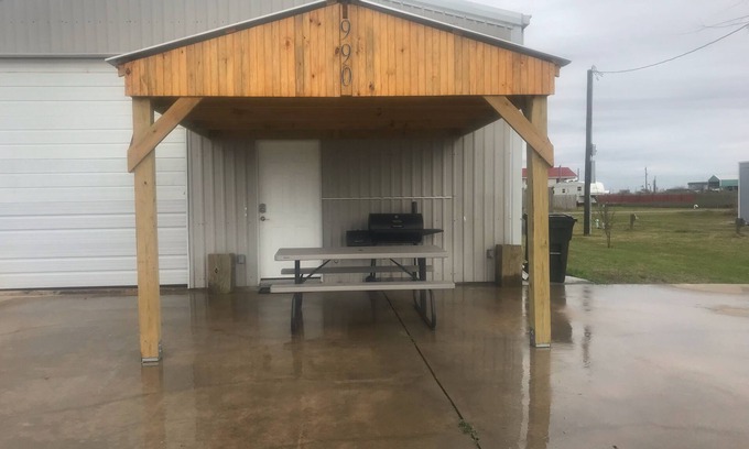 Cedar Lane Cabina | Family and pet friendly creek access with RV Hook up.