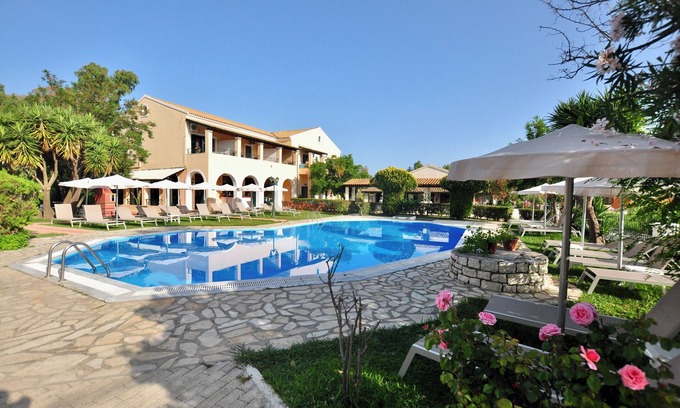 Acharavi Hotel | Smart Apartment y Studio Village muy cerca de la playa y del centro turístico.