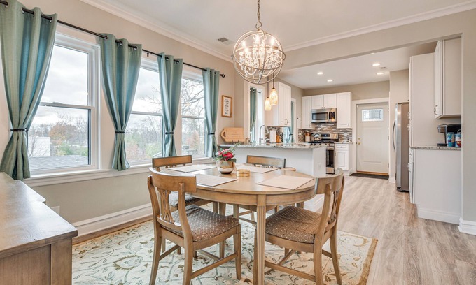 Evanston Apartamento | Family Apartment w/ Deck + Yard Near Northwestern
