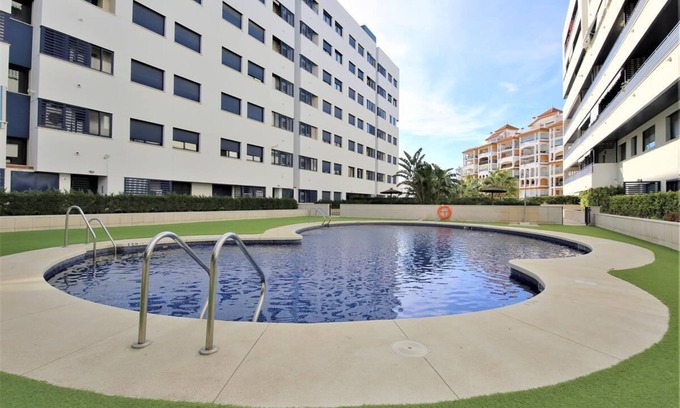 Estepona Apartamento | Apartamento familiar con clima, Wifi y piscinas, Cerca de playa, restaurantes y puerto de Estepona