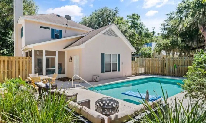 Saint Simons Island Casa | Family Beach Home! Private Pool and Great Location! Welcome to Rivera Retreat ☀️