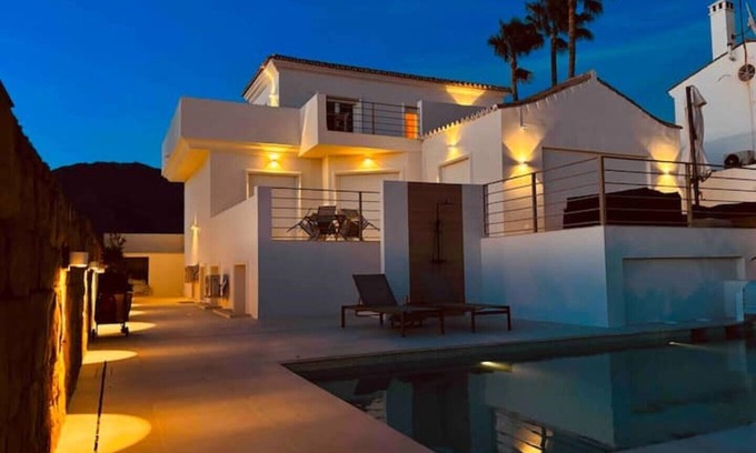 Urbanizacion Puerto de Estepona Villa | Villa familiar en la playa - Piscina privada (climatizada) - 8 pers - Estepona