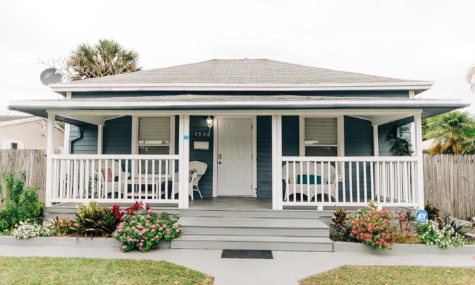 South Middle River Casa | Family Blue Home 6Beds&2Baths Olas Boulevard