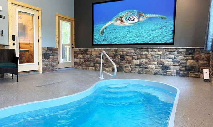 Sevierville Cabina | Family Cabin, Indoor Heated Pool Theater