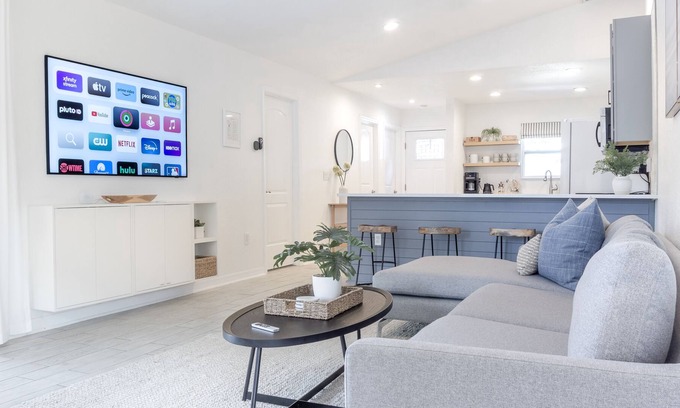 North Sarasota Cabaña | Family Coastal Cottage, Work & Leisure, Downtown