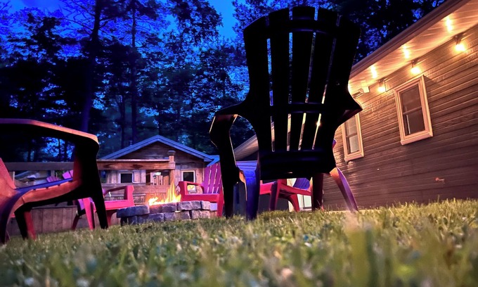 Lambton Shores Cabaña | Family Cottage | Games Room | Soft Tub | Bonfire