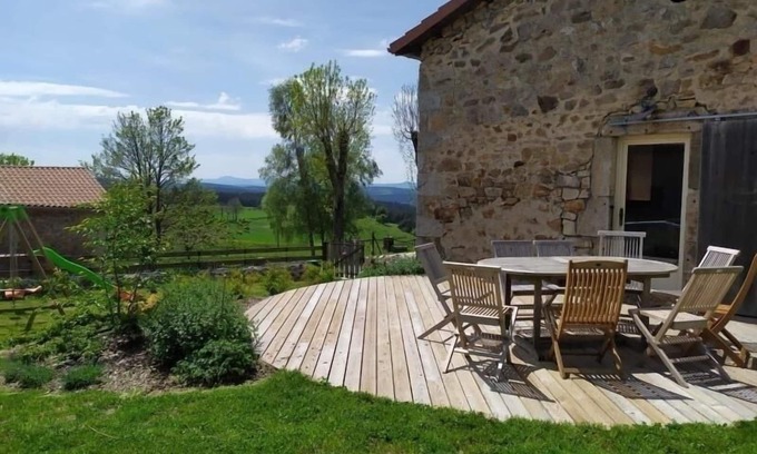 Riotord Cabaña | Casa Rural Familiar en Riotord con Jardín y Zona de Juegos