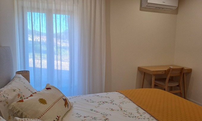 Castelo Branco Cabaña | Family country house with swimming pool and open-plan kitchen.