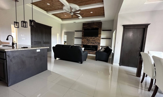 Brownsville Casa | Family Escape Home w/playground 5 minutes from shopping centers & restaurants
