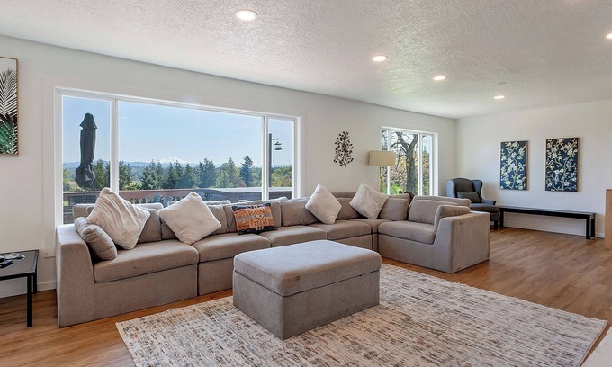 Gresham Casa | Family Estate w/ Views | Hot Tub + Guesthouse