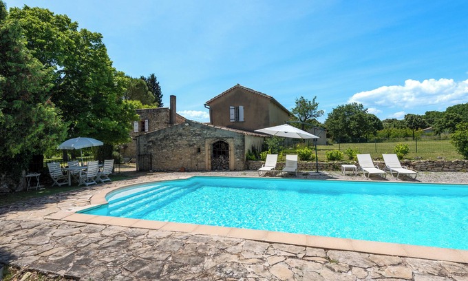 Mondragon Casa | Family estate with large park and swimming pool