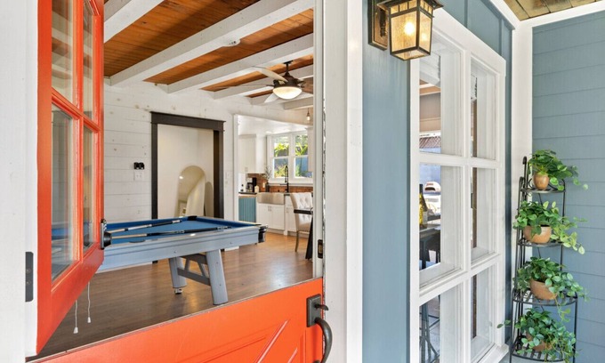 Camarillo Casa | Family Farmhouse, Hot Tub, Putting Green, Pool Table, Kids Barn, Fireplace,Bistro Lights