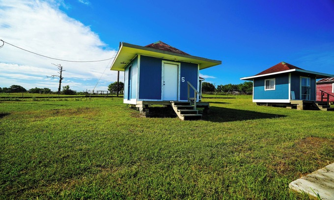 Plantersville Cabina | Family Farms Cabin 5 - Twin/Full Bunk, Fire Pit & Lakeside Escape, Near Ren Fest