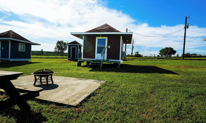 Plantersville Cabina | Family Farms Cabin 4 - Full + Twin Beds, Fire Pit, Fishing & Festival Nearby