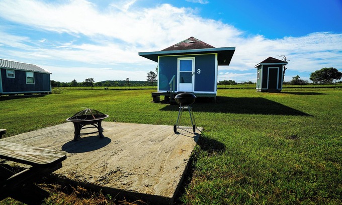 Plantersville Cabina | Family Farms Cabin 3 - Twin Beds, Lake View, and w/ Peaceful Nights - Sleeps 2