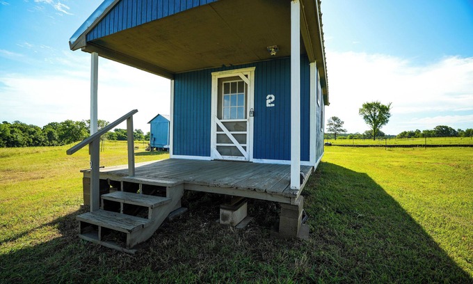 Plantersville Cabina | Family Farms Cabin 2 - Full Beds, Relaxing Nights, Lake View + Fire Pit Sleeps 4