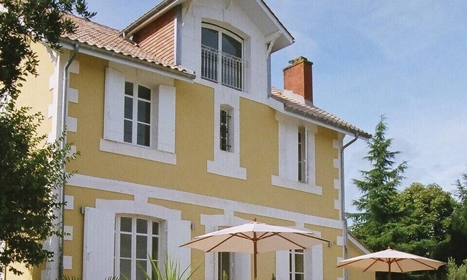 Villefranche-de-Lonchat Villa | Friendly19th lujo de la familia C. villa de pueblo con una gran piscina y unas vistas inigualables