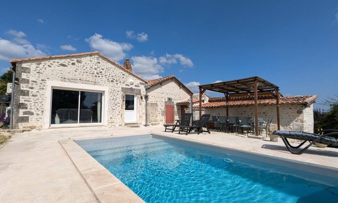 Magnac-Lavalette-Villars Cabaña | Casa familiar con piscina privada y jardín para 11 pers