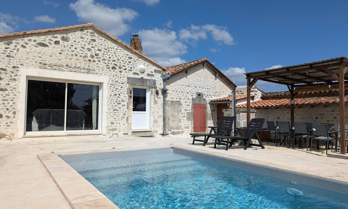 Magnac-Lavalette-Villars Cabaña | Casa Familiar con Piscina Privada y Gran Jardín
