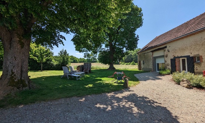 Pouligny-Notre-Dame Cabaña | Casa rural renovada perfecta para familias con amplio jardín, cerca de base de ocio con golf y balneoterapia