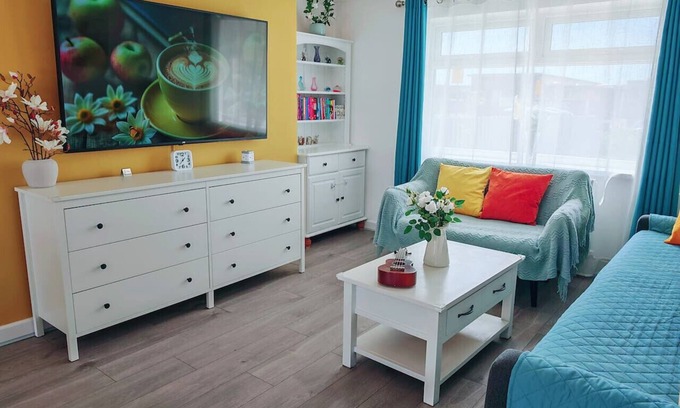 Port Talbot Casa | Family-friendly beach house | Parking & garden