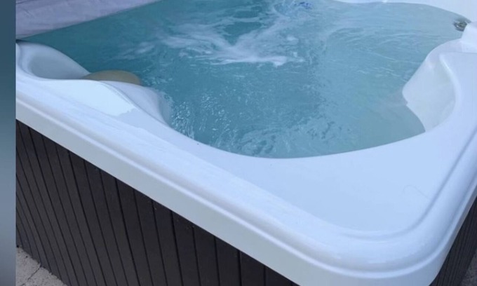 Clarksville Casa | Family/Friend/casino getaway⭐️sleeps 9🐕Pet friendly,3 miles to I24 /post ⭐️hot tub