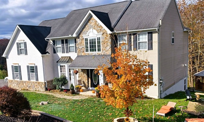 East Stroudsburg Casa | Family-friendly MTN luxury home in Poconos. Abundant spaces, and stunning views.